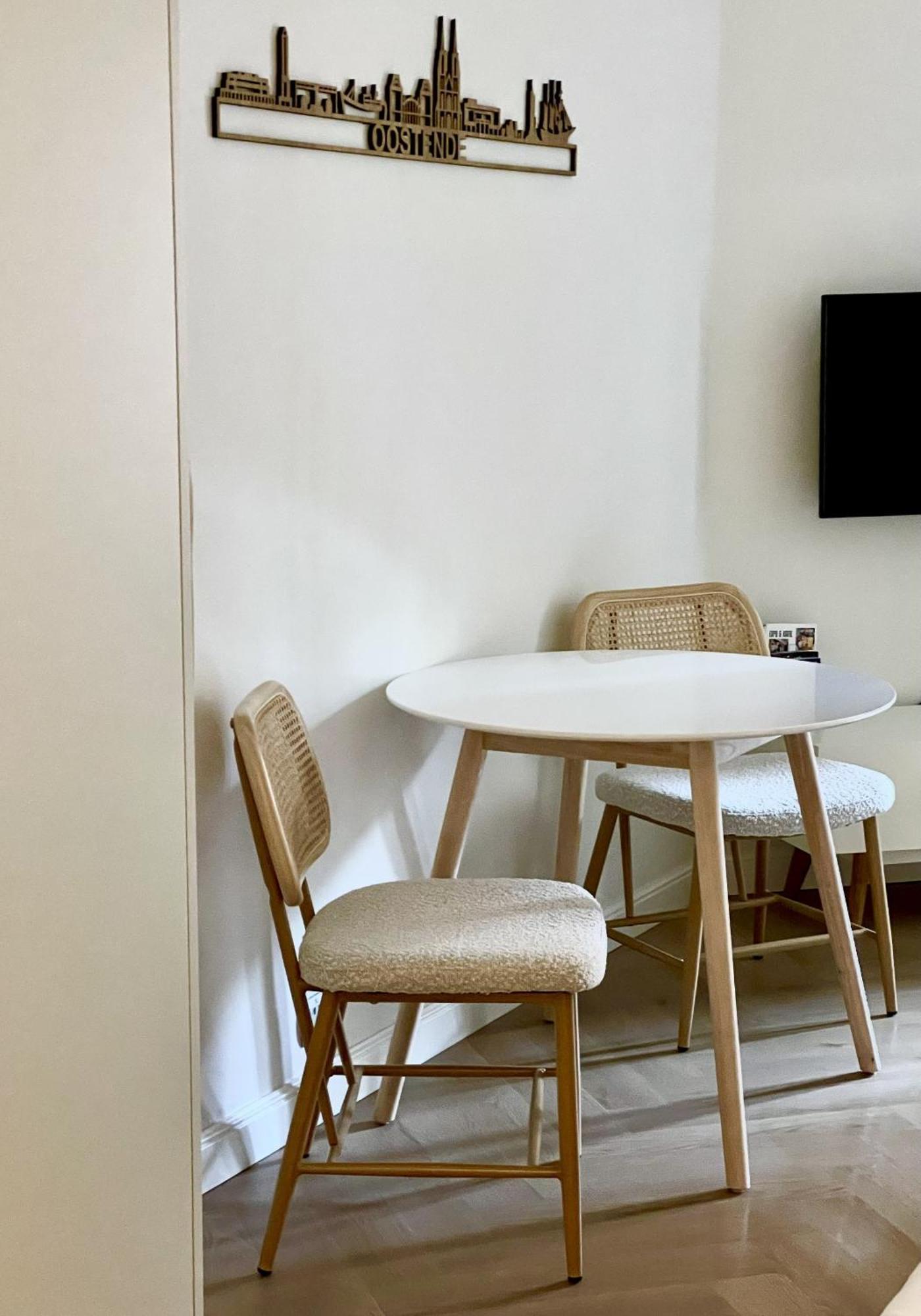 By Juliz - Location At The & In Center! Apartment *